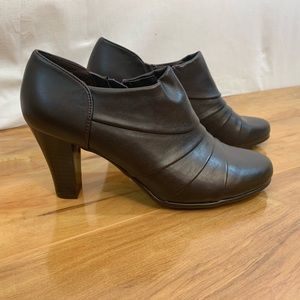 LIKE NEW aerology by Aerosoles Ankle Booties